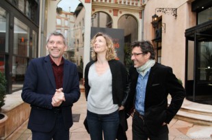 L'équipe du film De toutes nos forces de Niels Tavernier (à droite) en présence d'Alexandra Lamy (au centre) et de Jacques Gamblin (à gauche)